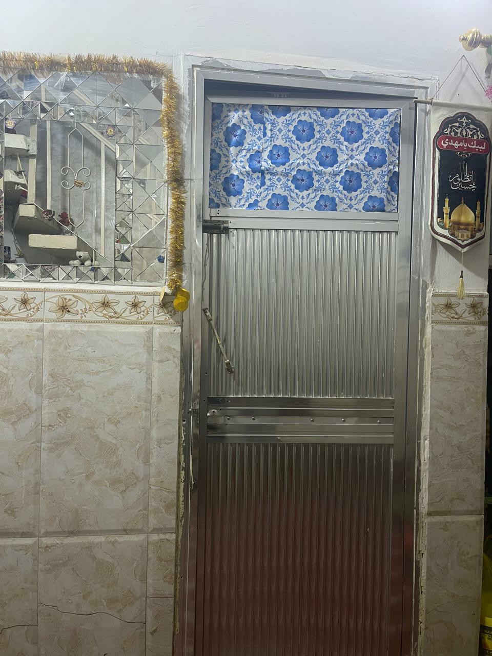 السلام عليكم بيت للبيع في كربلاء  زراعي اقرار محكمة ٢٥ بي قرار المساحة ٥٠ متر طابقين  الطابق الأرضي بي غرفة وصالة ومطبخ وحمام وتواليت والطابق الثاني بي غرفة وصالة وحمام مشترك وسطح بيت جاهز للسكن ونظيف وجميع الخدمات ومنطقة مخدومة مجاري ماي كهرباء الموقع قنطرة السلام شارع البرج مقابيل مجمع وارث وجسر المشاية الجديد شارع الزوار كل قريب عليه وقريب على المدرسي وبقية المناطق وقريب على الامام  سعره كلش مناسب للاستفسار الاتصال على الرقم هذا /***********
