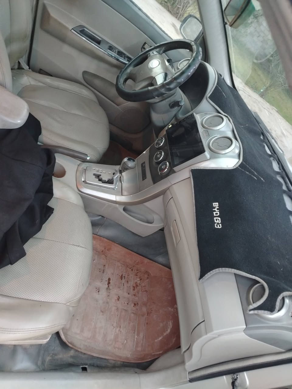 السلام عليكم عندي بي واي دي مؤديل ٢٠١٢ رقم بغداد انكليزي سنويه مججدده هزه جديده سياره جاهزه ماناقصه برغي سياره بحاله جيده السعر ٤٥ وبيهه مجال العنوان واسط الزبيديه ***********، *********** كير اوته ماتيك كير ومحرك وصدر وكهرباءيات وتخم تاير كله جديد المكينه قبل شهر شديتهه حاويه فول مواصفات فتحه بصمه بصمه أبواب اشاير مري شاشه كامرا اشاره ترحيب
