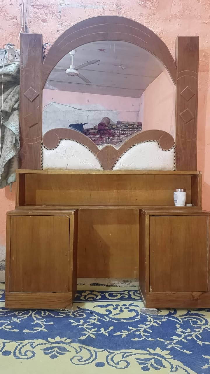 ميز مرايه للبيع السعر 50 وبي مجال كلشي مابي ونضيف ويوجد توصيل استفتار للرقم   *********** بي واتساب
