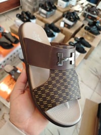 شحاطة هرمز الأصلي تصميم أنيق وجودة عالية الألوان المتوفرة: أسود • جوزي...