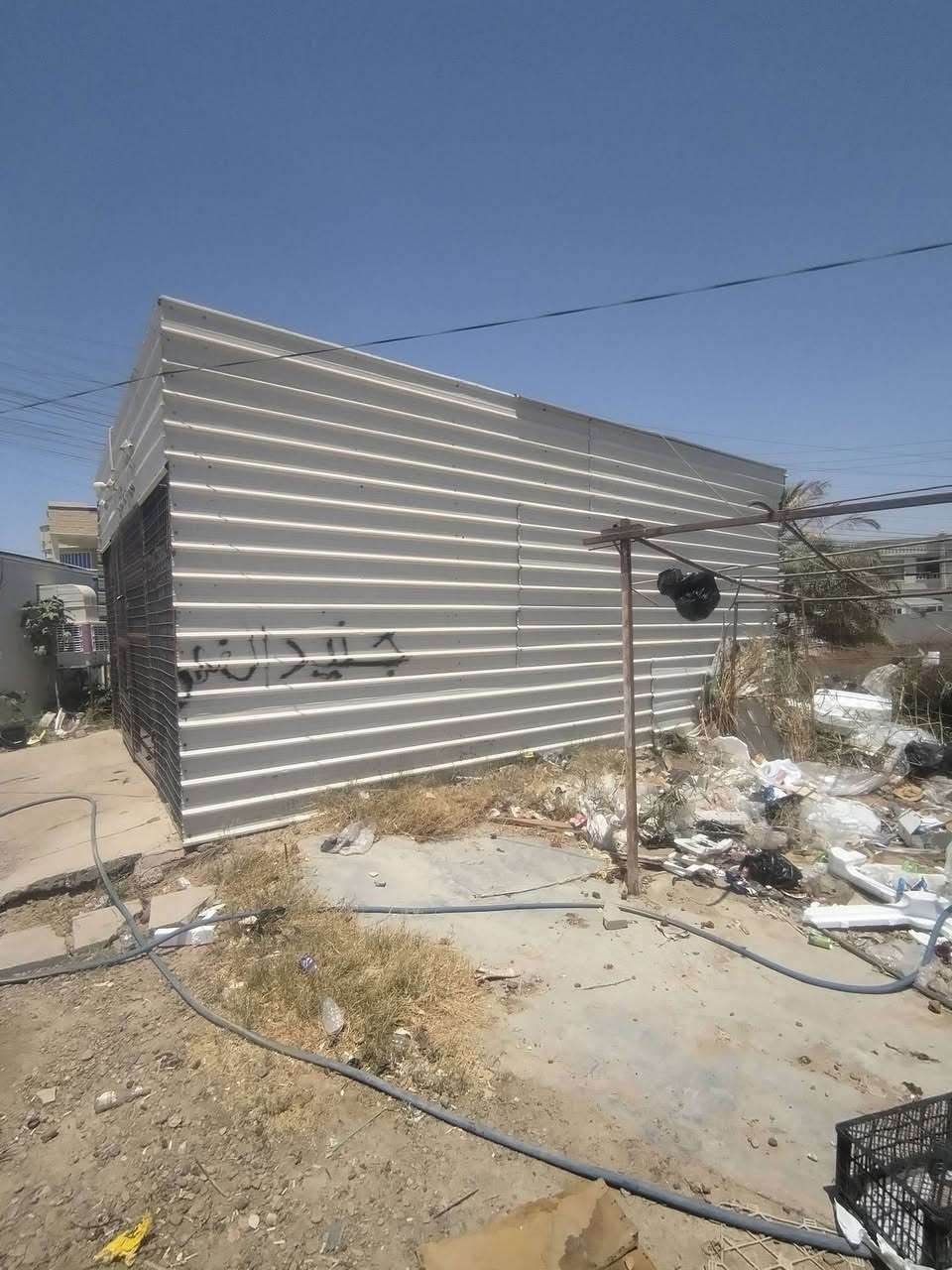 سلام عليكم جملون للبيع العرض 5 الارتفاع 4 ونزال 8جملون تريده تشيله هيج تريد تفصخه مكانه الرمادي سجاريه قرب جامع قباء  الاستفسار الاتصال ***********
