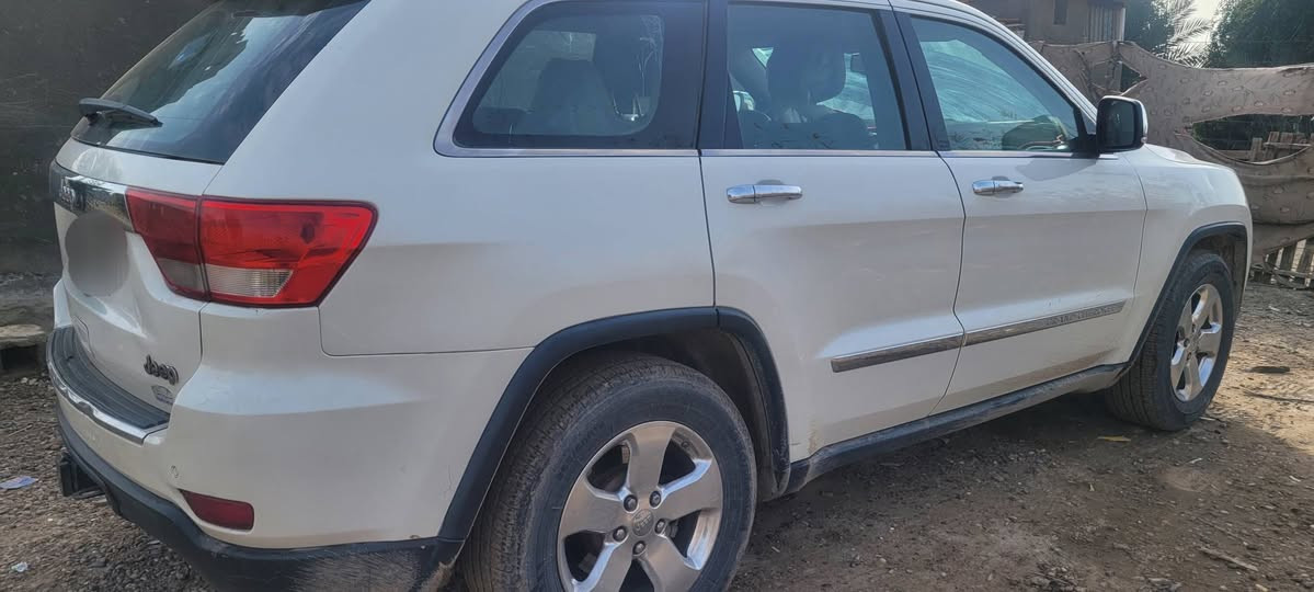 السلام عليكم جيب ١١ فول
السلام عليكم 
سيارة جيب موديل ١١ فول مواصفات
رقم بغداد 
كامل المواصفات 
فتحة بنيراما
حساسات 
شاشة كبيرة 
بيهة ٥مودات سرعة 
لايت زنون اصلي 
تدفئة وتبريد بالكشنات 
السيارة جديدية بمعنة الكلمة 
مكاني بابل جبلة 
السعر ١٥٠ وبيهة مجال 
رقم ***********
