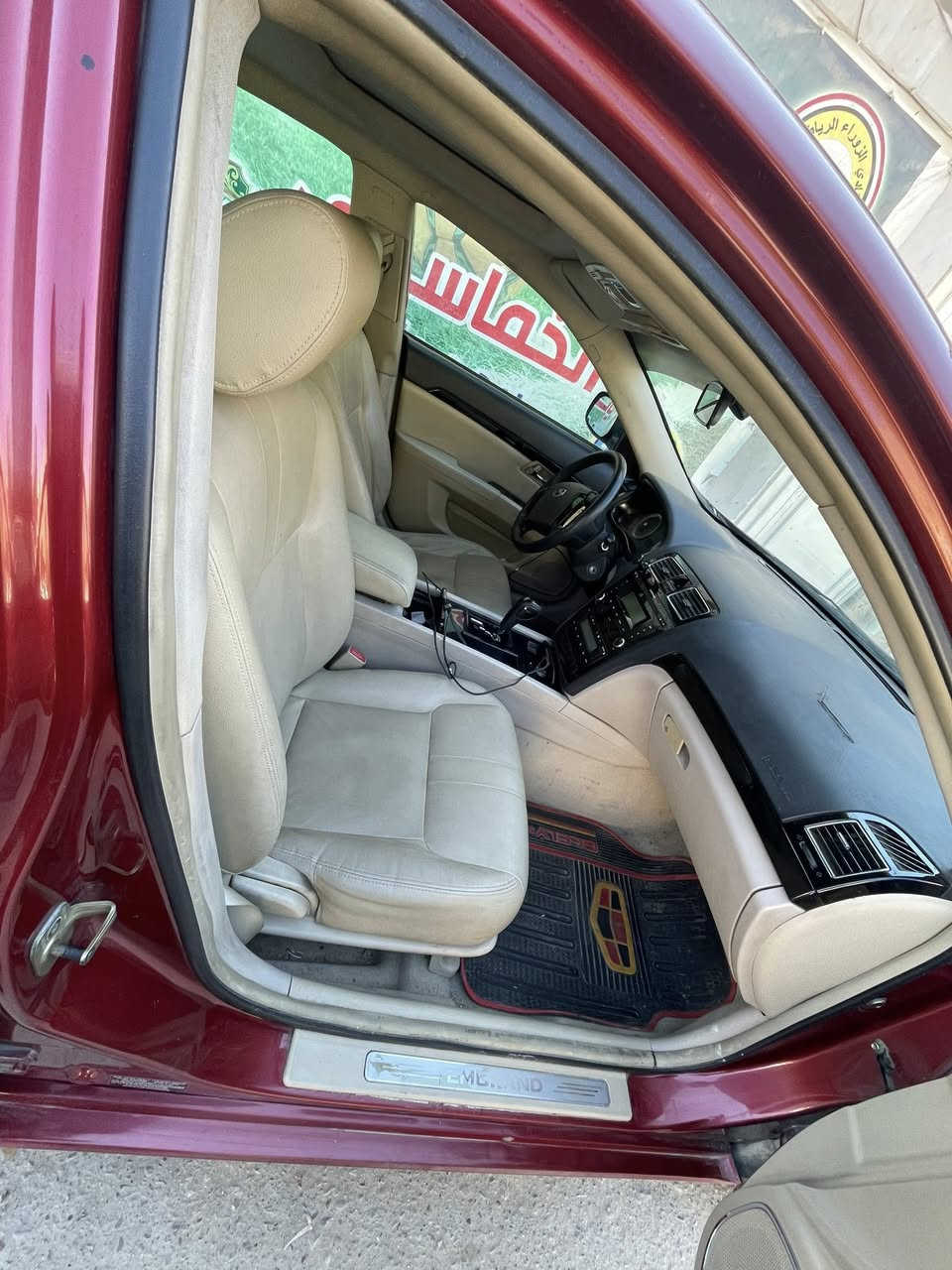 سلام عليكم ام كراند موديل 2014 
الحجم الكبير C8  
وبيه بارد جامغ الامامي
الباقي كله مكفول كير محرك 
صدر جديد 
تايرات جديد 
سياره خير من الله 
بيه قطع جراد 
داخل نضيف 
السعر 80 وبيه مجال قليل 
العنوان بغداد 
اتصال ***********
