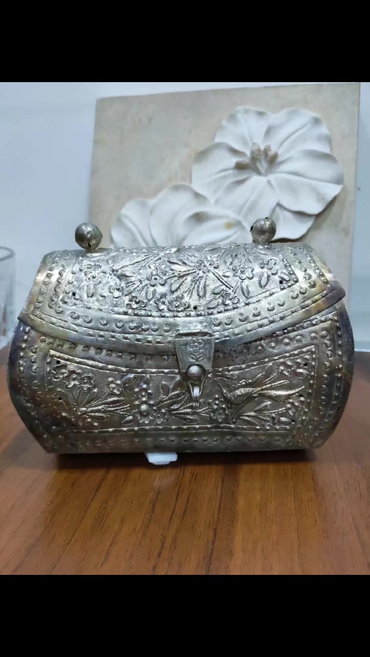 قطعة من عبق الماضي.. حقيبة "أنتيك" نادرة 🕰️✨

لهواة النوادر والقطع التراثية التي لا تتكرر، نعرض لكم حقيبة يدوية أنتيك (قديمة) مصنوعة من النحاس الخالص والمطلي بالفضة. قطعة فنية تجسد مهارة النقش اليدوي القديم بتفاصيل دقيقة جداً (أزهار وطيور بارزة).

لماذا هذه القطعة فريدة؟

أصالة المعدن: نحاس ثقيل مطلي بطبقة فضة اكتسبت لون الأكسدة الطبيعي الجذاب (Patina) الذي لا يظهر إلا في القطع القديمة.

شغل يدوي بالكامل: النقوش واللحام والقفل كلها يدوية الصنع، مما يجعلها قطعة "فريدة من نوعها".

حالة ممتازة: رغم قدمها، إلا أنها محفوظة بعناية فائقة ونظافة (100%)، والبطانة الداخلية والقفالات تعمل بكفاءة.

🚚 التوصيل متاح لكل العراق:
📍 بغداد
📍 كافة المحافظات

📞 للحجز والاستفسار (واتساب أو اتصال):
***********

#أنتيك_العراق #نوادر #نحاسيات_قديمة #تراث_بغدادي #أنتيكات_للبيع
