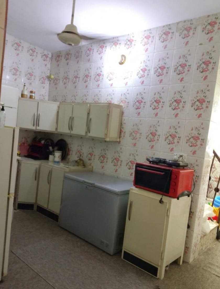 بيت للبيع المساحة 100م
طابو صرف 20×5 طابقين
العنوان محيزم4 خلف الملعب الخماسي
للتواصل ***********
