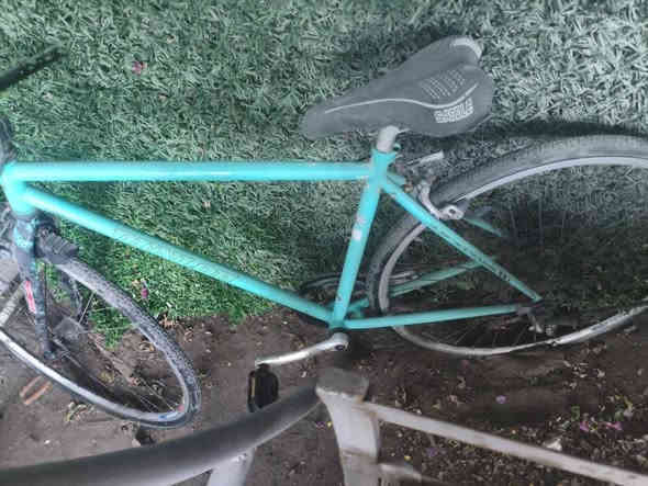 بايسكل S700 نظيف ومتروك فترة، يحتاج بس شوية صيانة بسيطة.
أتوقع التواير إمّا فاشه أو مبنجر ويحتاج نفخ أو تبديل حسب فحص الشاري.
الهيكل سليم وما بيه طعجات، القييرات شغّالة، والدنكلات وضعها جيد.

🔧 حالة البايسكل:

احتمال التواير فاشه أو مبنجر

يحتاج تنظيف وتزييت

الهيكل نظيف

القييرات تعمل بشكل جيد

الدنكلات سليمة

📍 الموقع: بغداد – حي العامل
💰 سعر قيم وخد
📞 للاستفسار: ***********
