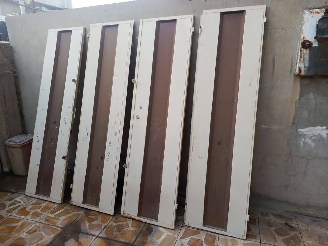 باب دفتري مع ملبن كامل الارتفاع 240 م والعرض 280 م شرط حديد ثقيل للتواصل خاص او على الرقم
***********
***********
