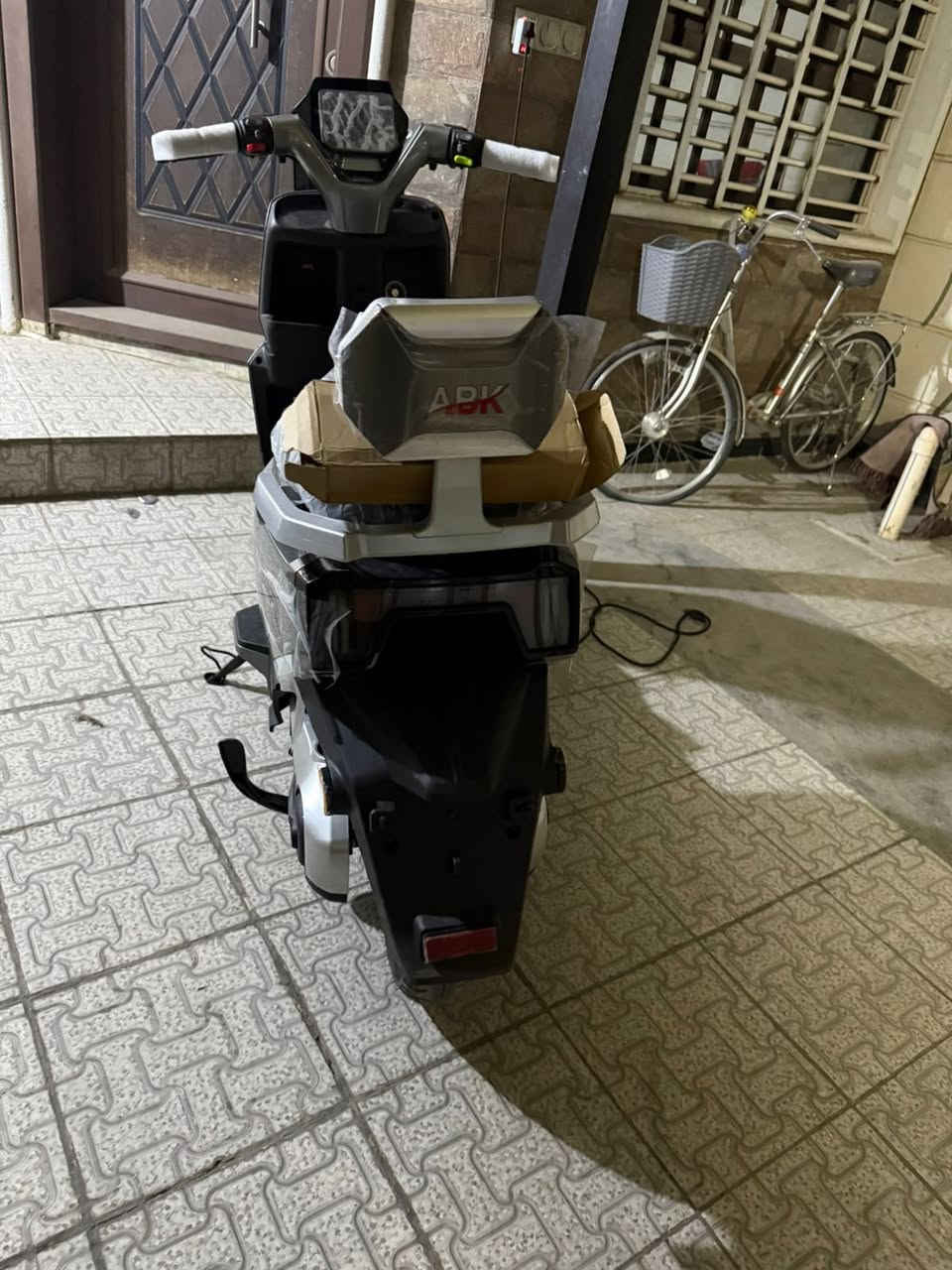 السلام عليكم دراجة الملكه ملف 2500 سرعه فعليه 75تمشيك بالشحنه الوحده 50كيلو متر دراجة معروفه
من  مؤيد طياره.   مكاني بغداد العامريه 
السعر 1000
***********
