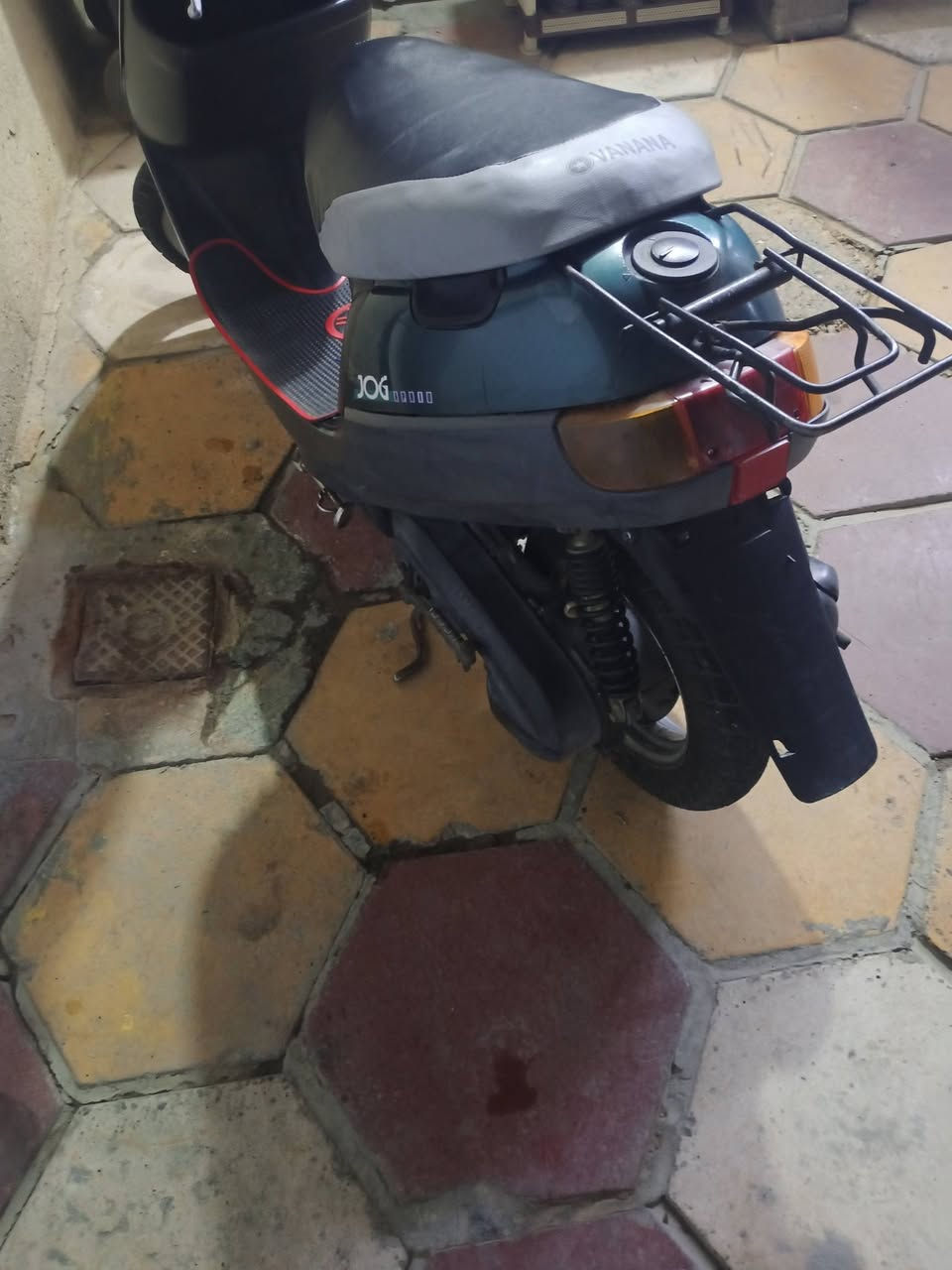 السلام عليكم دراجة بطة للبيع نضيفة مديل 99 ما مفتوحة كفرات بلادية مكينة خرسة صوت كير خفيف تايرات جدد لايت هورن طوافة بانزين عداد كلة شغال مكاني كربلاء الحر رقمي ***********السعر 500 وبيهة مجال
