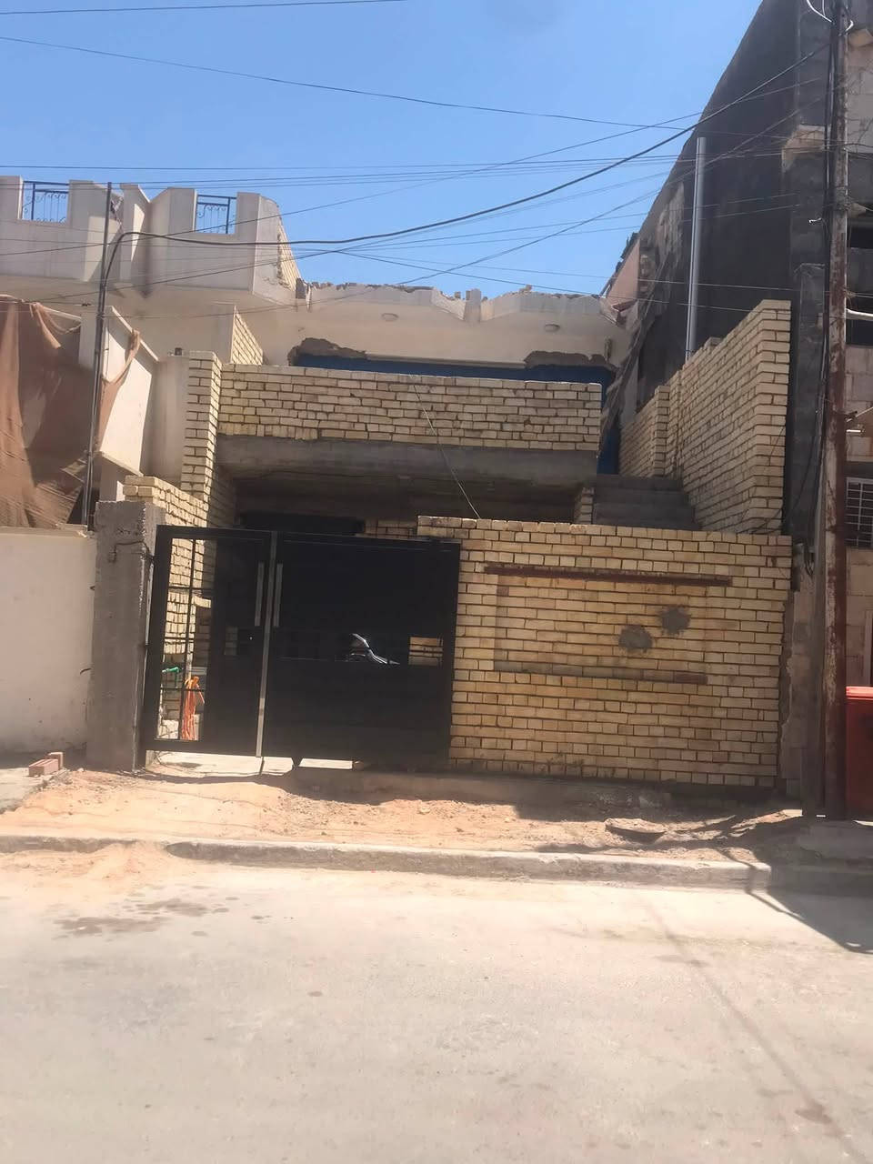 السلام عليكم بيت للبيع العنوان حي الجهاد الخارجية بظهر ابو يونان رابع فرع فرصه للاستثمار البيت شقتين درج خارجي الشقه الوحده تتئجر ٧٥٠ الف يحتاج بعد تكمله بناء الشقه الجوه شبه كامله الفوك يحتاج تكمله للاستفسار الاتصال على صاحب الدار *********** ابو كميل
