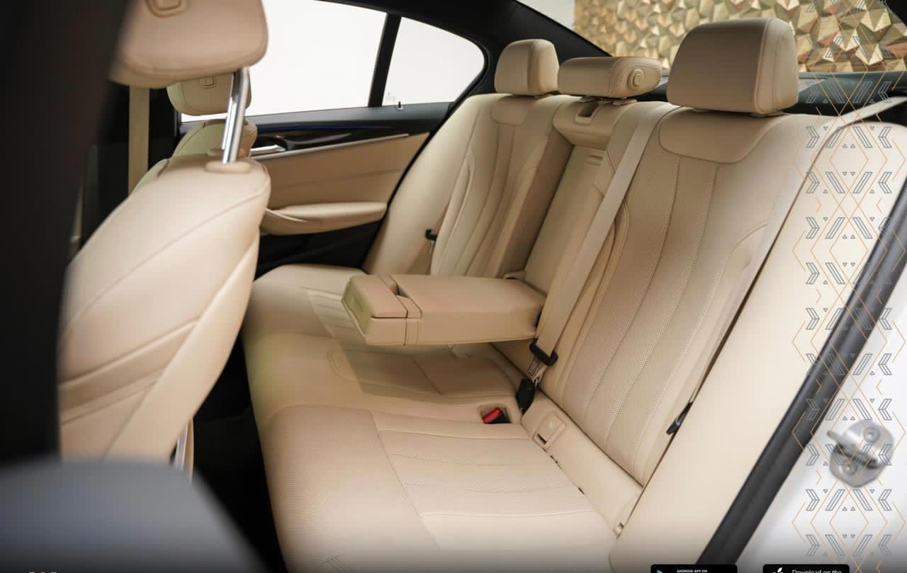 Bmw530i 2021
فول موصفات داتشو صندوق كهربائي 
بيها قطعة واحدة تبديل شركة بدون ولا نقطة صبغ 
وبيها اشوي بارد 
ماشي 80 الف ميل 
السعر 310 
لاستفسار اتصل 
***********
***********
