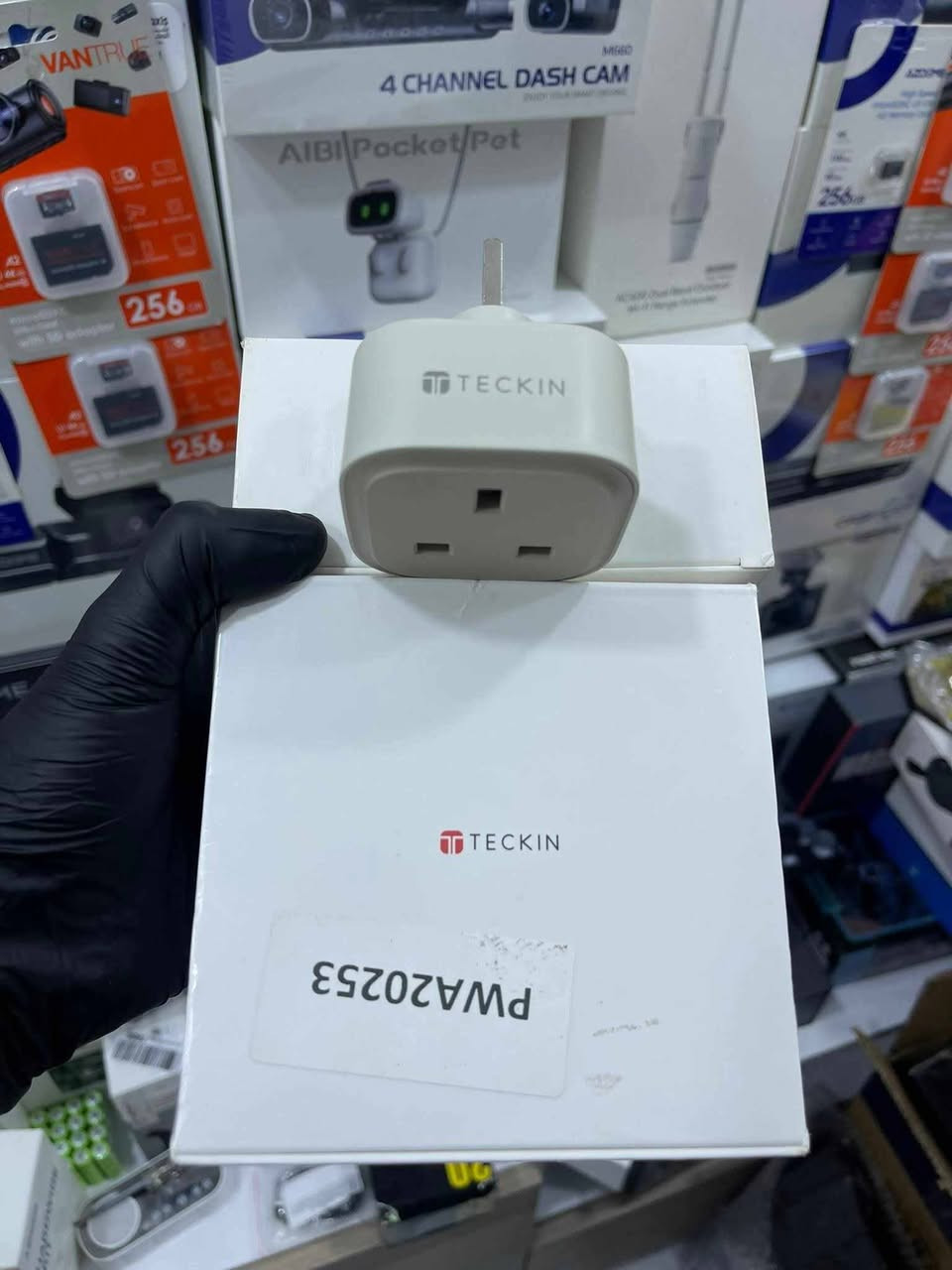 ئەو مەوادانەم هەیە هەمووی بەیەکەوە ئەفرۆشم
بە تاک نایفرۆشم گەر موشتەری نامە بنێرە لە واتسئاپ لەخزمەتام

***********
