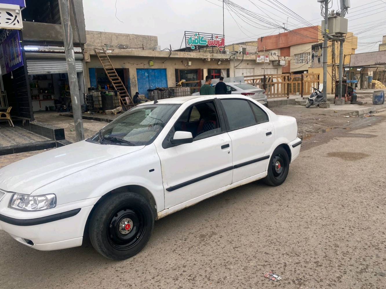 للبيع سيارة بيضاء بحالة جيدة، مجهزة بمقاعد جلدية بلونين الأسود والأحمر، وديكور داخلي مميز مع تغطية لعجلة القيادة. السيارة مناسبة للاستخدام اليومي وتتمتع بخاصية تشغيل الموسيقى عبر مشغل الأقراص.