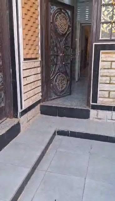 دار ٢٠٠ متر طابو صرف
البناء عكادة نظيف جدا
استقبال
ومطبخ
وصاله
وصحيات خارجية وداخلية
واربعة غرف نوم اثنان في الأرضي واثنان في الأعلى
مناور
وكراج سيارة
الارضيه كرانيت
السعر ١٣٠ مع المجال
خدمات كاملة تبليط رصيف ماء مجاري كهرباء
الموقع الديوانية حي العسكري الثالث بين  مدرسة الجنائن  ومدسة الظفر.
للاستفسار أكثر مراجعة مكتب التوكل للعقار الكائن في حي العسكري شارع ٣٠ او الاتصال والمراسلة على الواتساب على الرقم ***********
