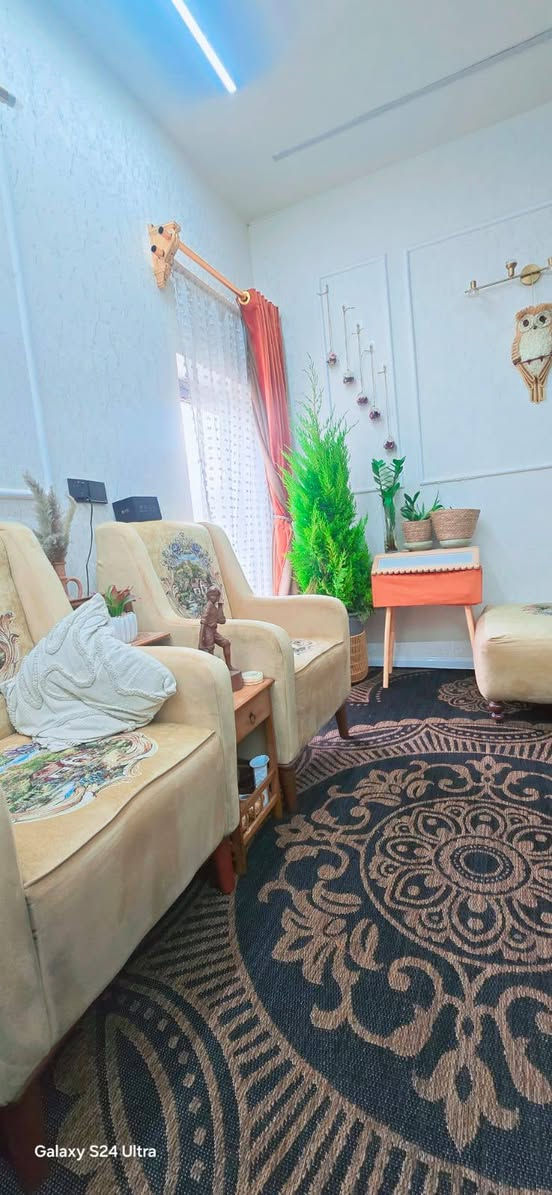 السلام عليكم بيت مساحة 300م يحتوي على 5غرف وصالة وهول ومطبخ وصحيات داخلية وخارجية البيت طابقين مع قطعة 200م سند 25 تحويل مباشر للاستفسار ***********
