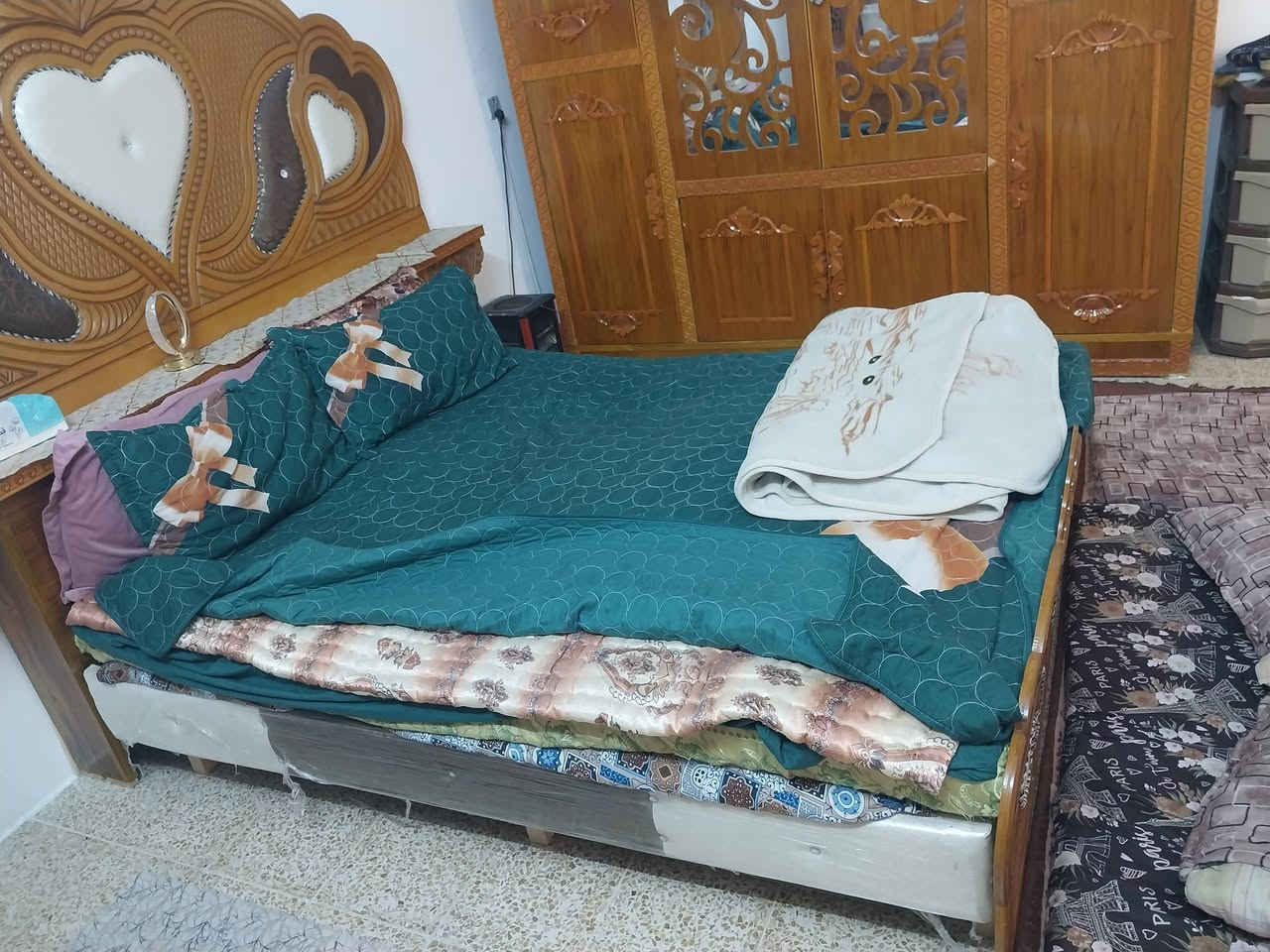 غرفه نوم نظيفه للبيع السعر 550 قفله العنوان حي القاهره الرقم اتصل يوجد واتساب.***********
