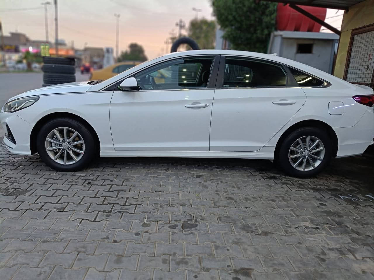 سوناتا .. موديل. 2018 .. SE ..... (اليبل واحد)
محرك 2400 ...GDI 
ثلاث انظمة قيادة (Sport -Normal - Eco ) 
تحكم جهتين 
مثبت سرعه (Cruise) 
شاشة كبيره 
رادار خلفي+ جانبي 
منظومة انارة زينون شركة ابرايد ( Bright ) 
محرك أو كير او حجر بيئة أو حداديه كله مكفول 
صور الحادث ورقم شاصي موجود داخل صور 
(ملاحظة) بيه مكان تقشير بوجه القماره ومصلحه او البنيد بيه تقشير ومغلف فابلوم الاماني 
السعر ب 133 أو بيه مجال 
العنوان نجف حي سلام شارع العين قرب كراج بغداد 
الاستفسار اكثر اتصل ***********
