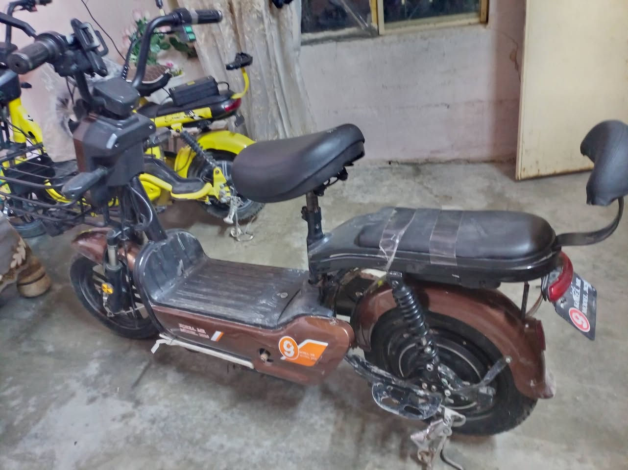 السلام عليكم  دراجة شحن
حجم 14
 اربع نمر سرعة 60
مثبت سرعة
لد ملون  لايت عالي ناصي
اشاير يمنة يسرة
بطاريات بشرط
التشغيل: كارت بصمة وسويج
مع جادر
السعر :200وبي مجال التواصل خاص
تو الاستفسار الاتصال 
***********
