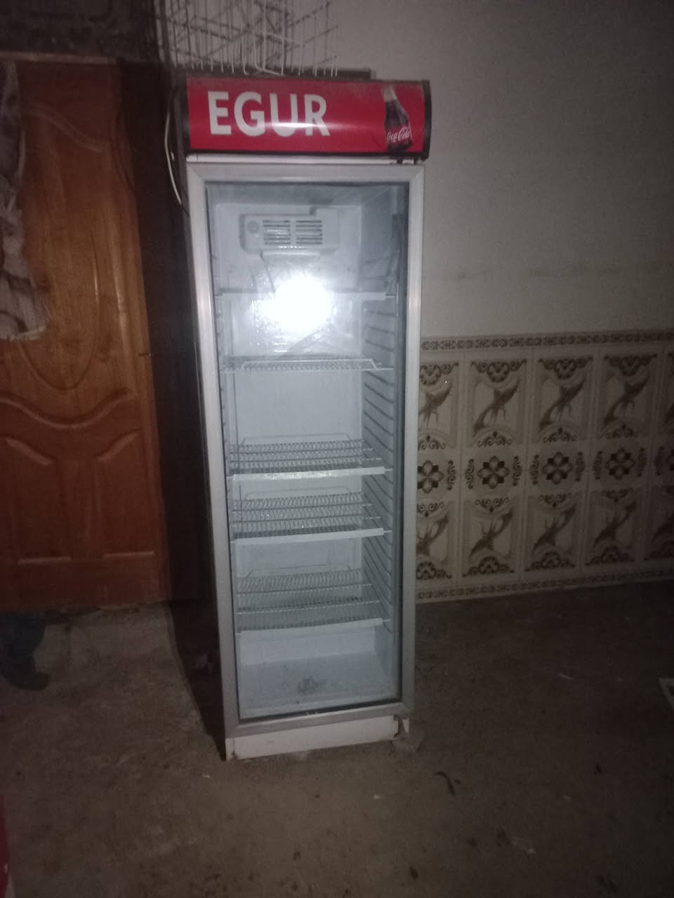 سلام عليكم غراض اسواق للبيع مجمده وعارضه ورفوف ثنين وميز وميزان المكان الغزاليه ابيع شلع السعر 1200 وبيهن مجال بصيط***********
