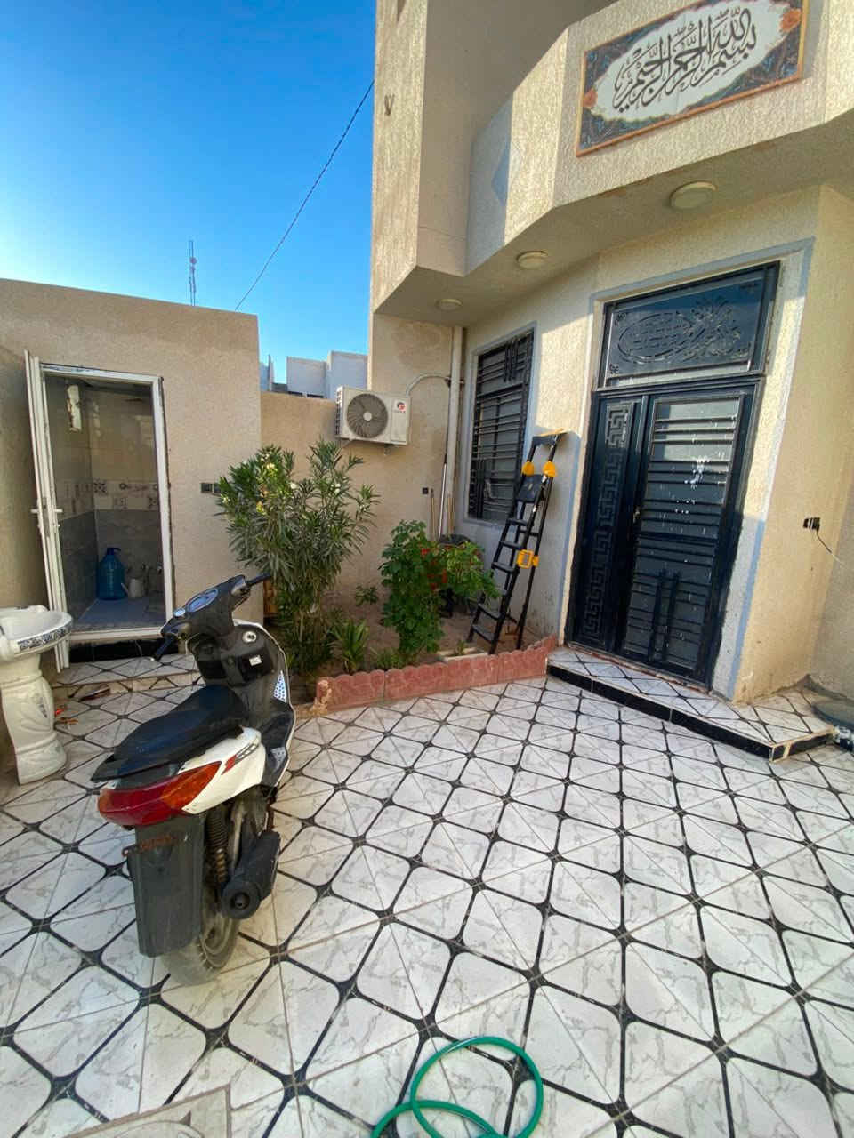 بيت للبيع المساحه ١٢٠ متر طابقين ٤ غرف نوم بناء ابلوك بناء درجه اولى قرار محكمه سند ٢٥ حولي مال ابو مهدي المهندس قرب الجسر الكهربائي طريق الزوار المشايه والمواكب قرب مجمع جنه السلام السعر ١٢٥ مليون التوأصل ***********
