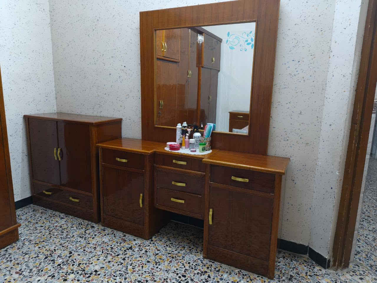 السلام عليكم غراض بيت نضيفات جداً للبيع
غرف نوم صاج مليون وبي مجال
تخم ١٠ مقاعد ٧٥٠ وبي مجال
كاونتر ألمنيوم والسطوح مرمر ٧٠٠  وبي مجال
طباخ فريش المصري ٥ عيون ٣٠٠ وبي مجال
شافطة ٦٠ وبي مجال
عنوان حي جزائر 
***********
