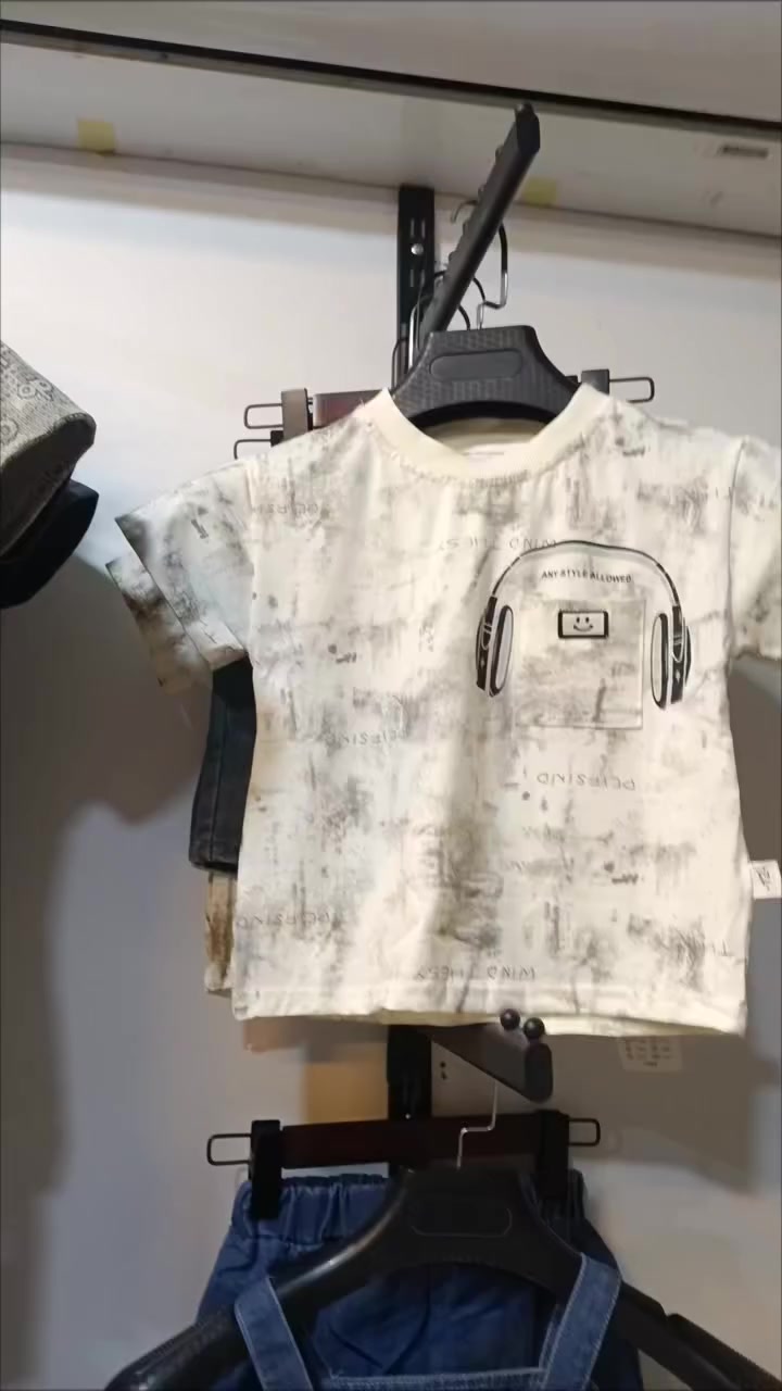 كشخة الصيف بدأت من هنا! 😎
خلوكم من لبس العيد التقليدي وشوفوا الأناقة الحقيقية! تراك برمودا جينز بتصميم "ستريت وير" (Streetwear) يخلي طفلك مميز في كل مكان.
الخامة: جينز ناعم ومريح مع خصر مطاطي يضمن له حرية الحركة طول اليوم.
التصميم: طبعات جرافيتي عصرية (VAL BOY) تعطي لمسة "هيبة" وجرأة.
التفاصيل: يجي مع تيشرت متناسق يكمل اللوك.
✨ الراحة والستايل اجتمعوا في قطعة واحدة

عنوان ذي قار قضاء الفجر قيصرية الفجر ــ رقم المحل 11 
يوجد توصيل جميع محافظات العراق


**إذا كنت صاحب هذا الإعلان وتريد حذفه لأي سبب، رجاءا أرسل رسالة إلى الدعم الفني**