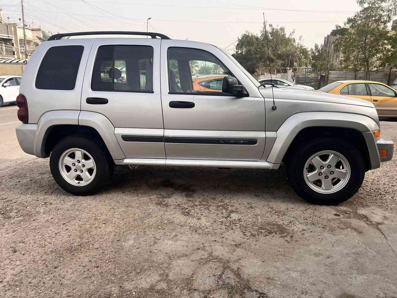 جيب لبرتي2007 السعر75 عنوان بغداد حي البنوك رقم الهاتف ***********
