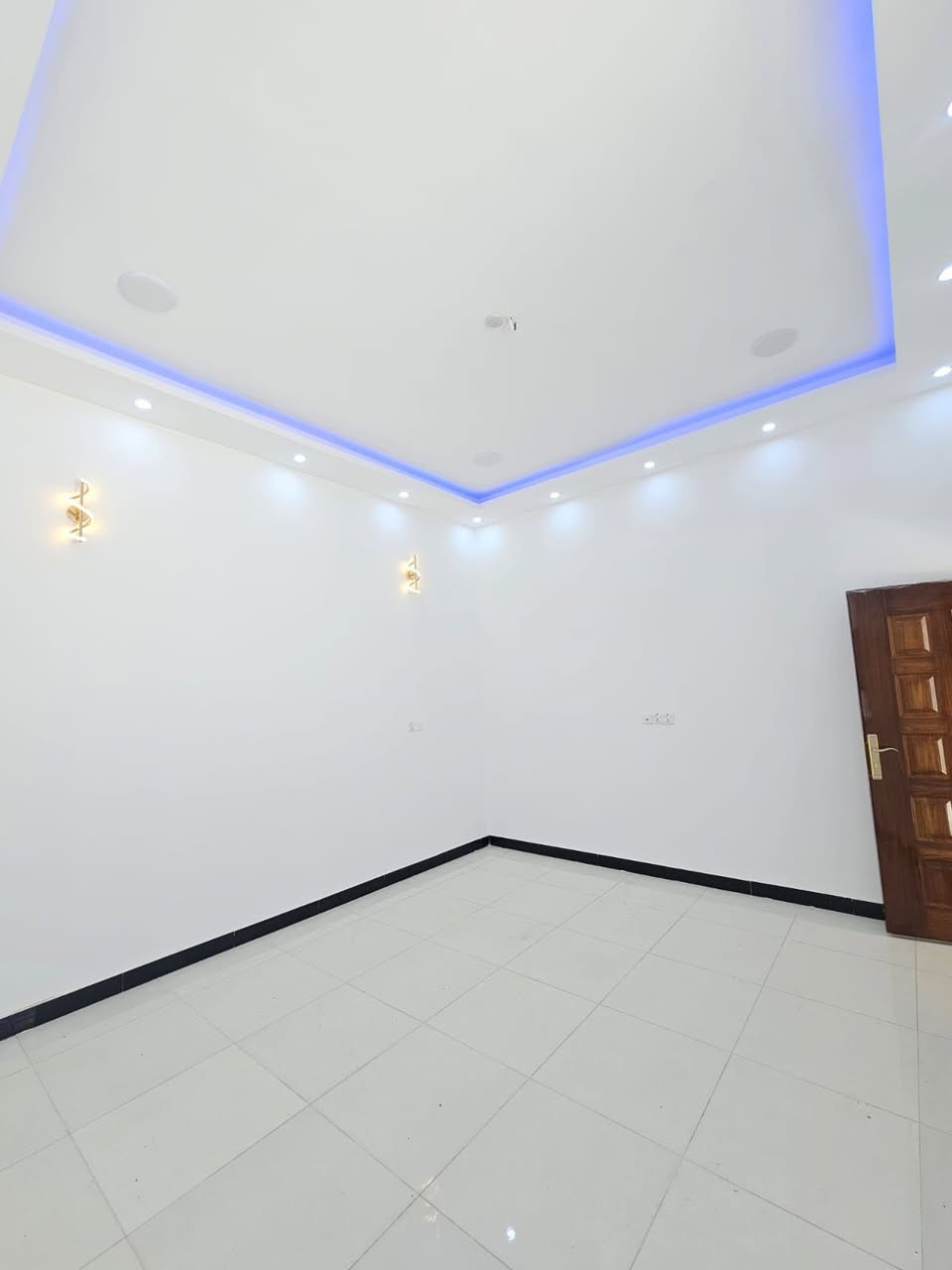 السلام عليكم 
دار للبيع 
مساحه 150 متر 
طابو زراعي بسم عراقي 
يحتوي على غرفتين و صاله و مطبخ و ديوان و صحيات 
العنوان /البصره ابي الخصيب السبيليات قرب تصوير نور المرتضى 
السعر 105 قابل للتفاوض 
للستفسار ***********
