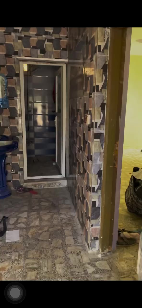 بيت ٢٠٠ متر طابق ونص للبيع قرب سوق    الشمري ***********
