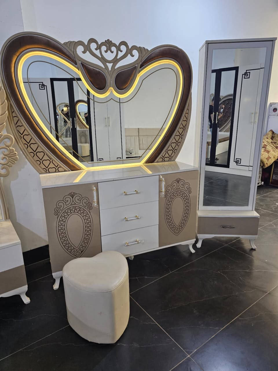 غرفه نوم يجنن 10 قطع مع دوشك طبي انارات شغال اي استفسار راسل صفحه او خابر رقم ***********
***********
