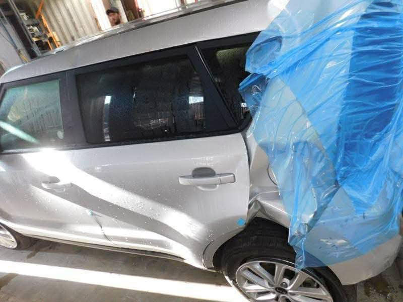 كيا صول 2019 محرك 2000

وارد امريكي الحادث موضح بالصورة
صبغ فقط جاملغ خلفي وباب الجنطة بدون ايرباك  
ماشية 60,000 ميل
السيارة نظيفة جدا وجاهزة من كلشي تبريد وتخم تايرات جديد وحدادية كله جاهز . 
رقم سليمانية سنوية بأسمي تحويل مباشر 
تحكمات ستيرن 
شاشة كبيرة 
كامرة 
كلشي بيها شغال 
السعر 125 ورقة وبيها مجال 
المكان بغداد / الغزالية 
رقم هاتف ***********
