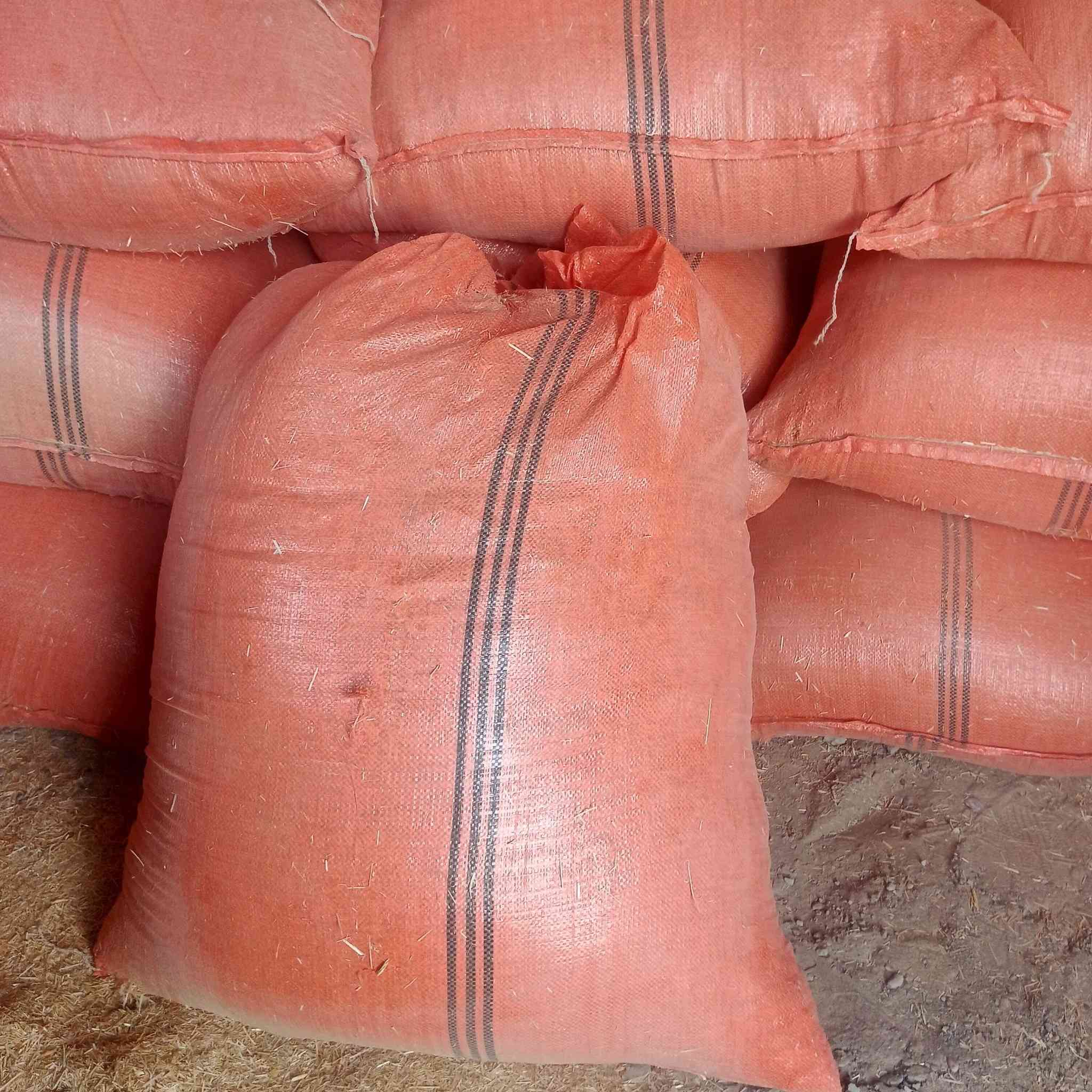 السلام عليكم يوجد تبن للبيع ويوجد توصيل داخل العلم مكلف بلنشرحسب الاتفاق ***********
