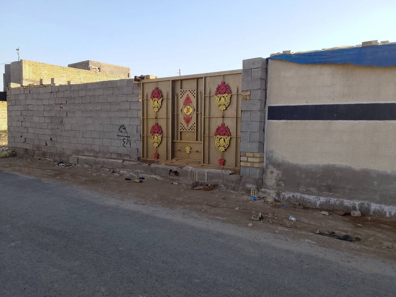 السلام عليكم بيت للبيع المساحه 285 السعر على الخاص *********** تبليط ماي كهرباء ورا مدرسه التراث الاهليه

