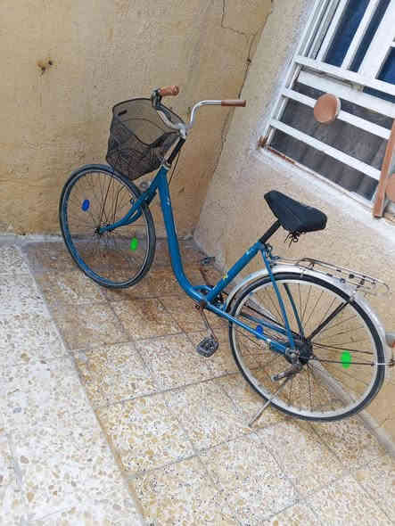 سلام عليكم بايسكل للبيع مصبوغ لونه الصلي لون سمائي 
بايسكل كلش نضيف ڰ مكينه ڰ دايرات و كلش نضيف 
( سعر 45 و بي مجال لعيون طيبين)  
مكاني كربلاء حي غدير كرب سوك مال حي غدير ✨ 
رقم وتساب ﴿***********﴾
