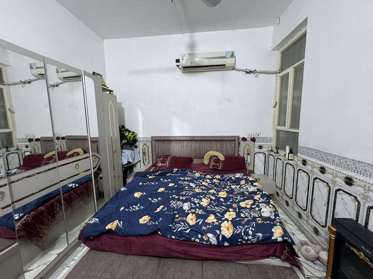 السلام عليكم
دار للبيع في حي العباس الفرع الاول مساحة ١٠٥م واجهيه ١٠ طابو زراعي سند ٢٥ (بداية حولي فرع الاول له ثلاث مداخل من شارع بغداد اسواق عبدلله و شارع بارون وشارع فرع الاول قريب على شارع العام .
محتويات البيت 
يحتوي على اربع غرف نوم
الطابق الاول
طارمه وصحيات 
مطبخ حار +بارد + صاله + استقبال +غرفة نوم + منوار خلفي
الطابق الثاني 
يحتوي على ثلاث غرف نوم + صاله + حمام + بالكونه 
الطابق ثالث 
بيتونه كبيره تصلح مخزن 
الاستفسار الاتصال على رقم 
***********واتساب او اتصال 
***********
