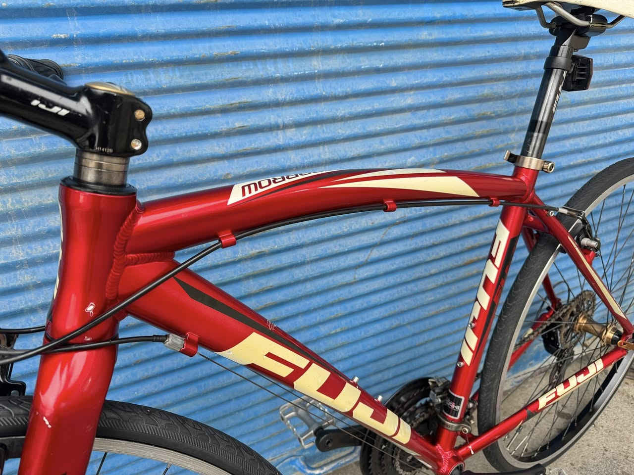 السلام عليكم حياكم الله اخوتي 700 حجم 28 
قياس M فريم 50 ماركة (FUJI) غني عن التعريف 
صينع امريكي معدنه فول المنيوم سستم شيمانوا 
تورني تي اكس نمره 3/8 بدلات شيمانوا سحب دفع
نظافتهاا وتفصيلهاا وضحه بل صوره وعل وضع شركة
سعرهاا 210 الف وبي مجال اخوتي عنواني موصل 
للتواصل *********** تتوفر خدمة توصيل جميع 
محافظات العراق وتحياتي
