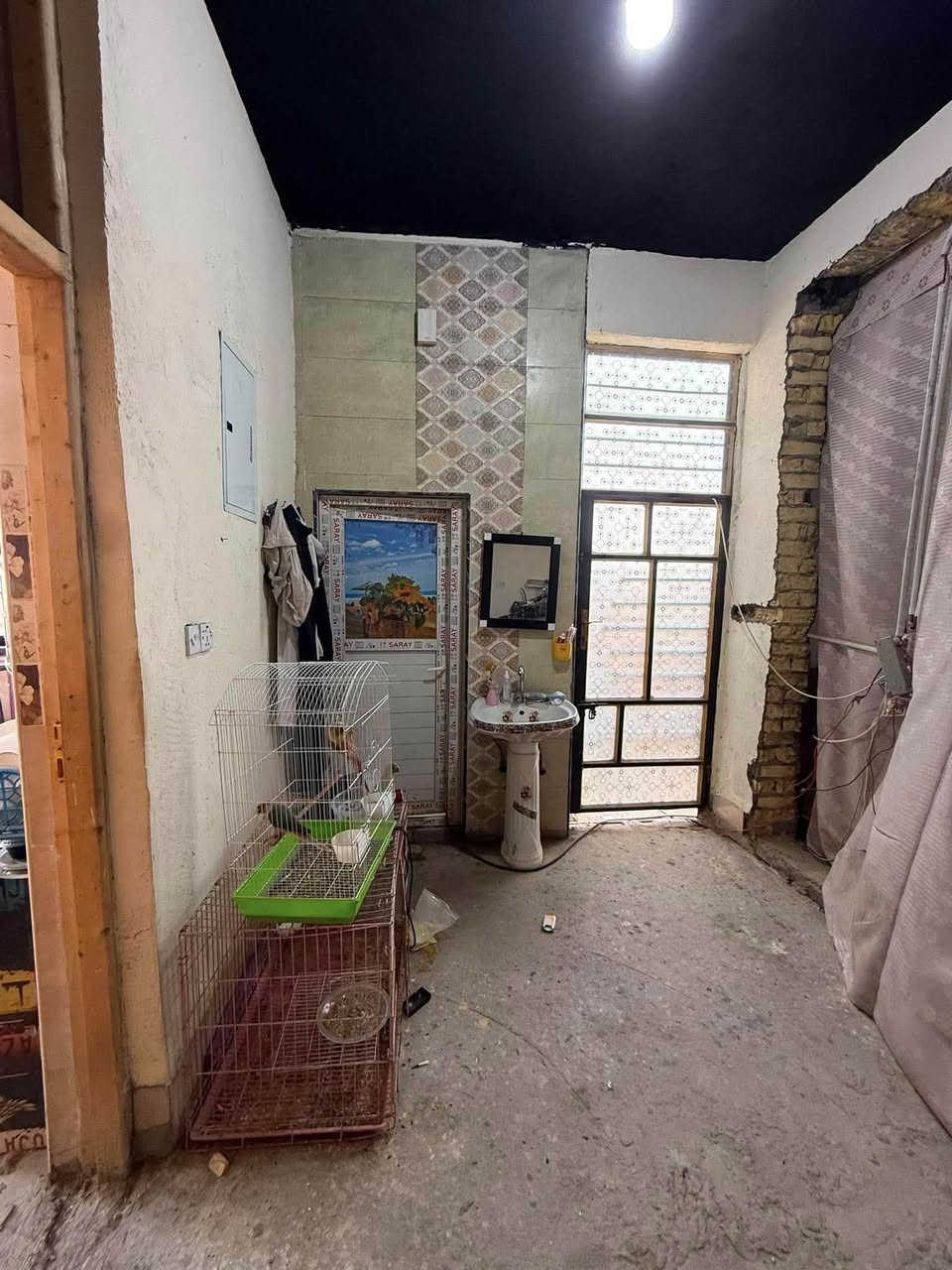 سلام عليكم دار للبيع مساحه 140متر يحتوي على غرفه وهول ومطبخ وصحيات وصاله طابو زراعي سند 25 تحويل مباشر 
الموقع يم شارع 100 يبعد عن الشارع العام 70متر لاستفسار اكثر ‭***********‬

