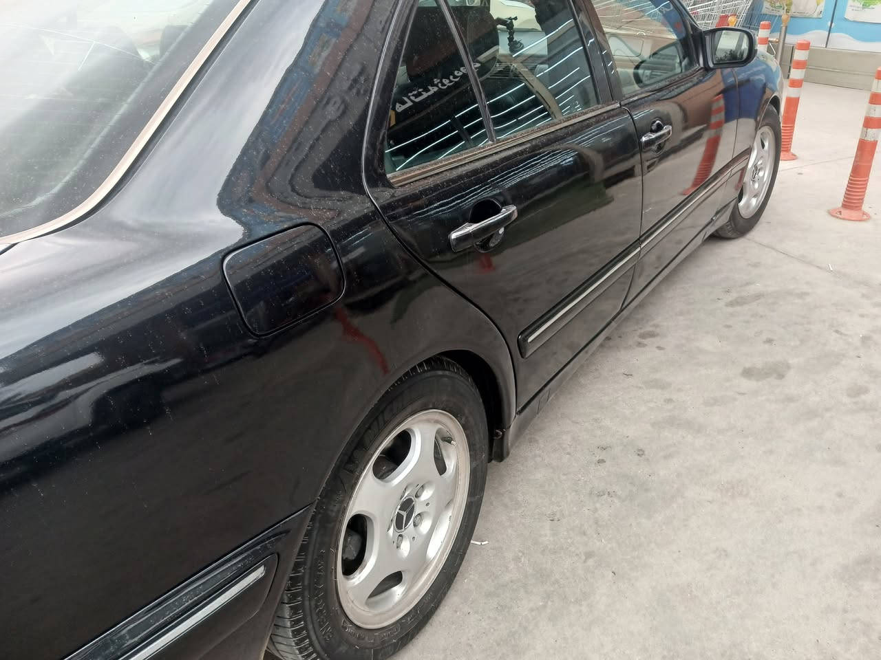 سلام عليكم ورحمه الله وبركاته  مارسيدس ام عيون موديل 2000رقم سليمانيه للبيع او مراوس مارسيدس E350  بأسم اخويه 
سياره مصبوغه صبغ درجه اولى قبل 20يوم طلعت من الفرن مناقصها شي مكفوله من الحادث والخياس حشاكم ولا كلوب بيها ميشتغل صيانه كامله من حداديه وكهربائيات 
صدر امامي خلفي كله مبدل باستثناء الباب الخلفيه وره السائق قبل اسبوع نطخت عندي
ورجعتها بارد للامانه سياره ترايها ماشاء الله 
السعر المطلوب 140 وبي مجال للاتصال بالرقم *********** فيس ممتواجد اعتذر جدا 
اليجي الف هلا بي سياره موجوده بغداد الدوره شارع ابو الطياره
