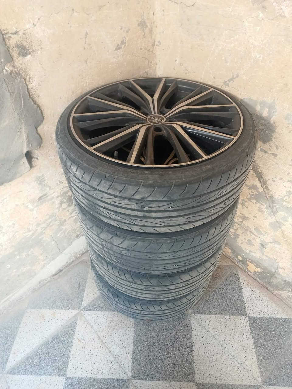 سلام عليكم. ويلات حجم 20 و 15. مع التايرات رقم الهاتف  ‏‪0781 426 8254‬‏
