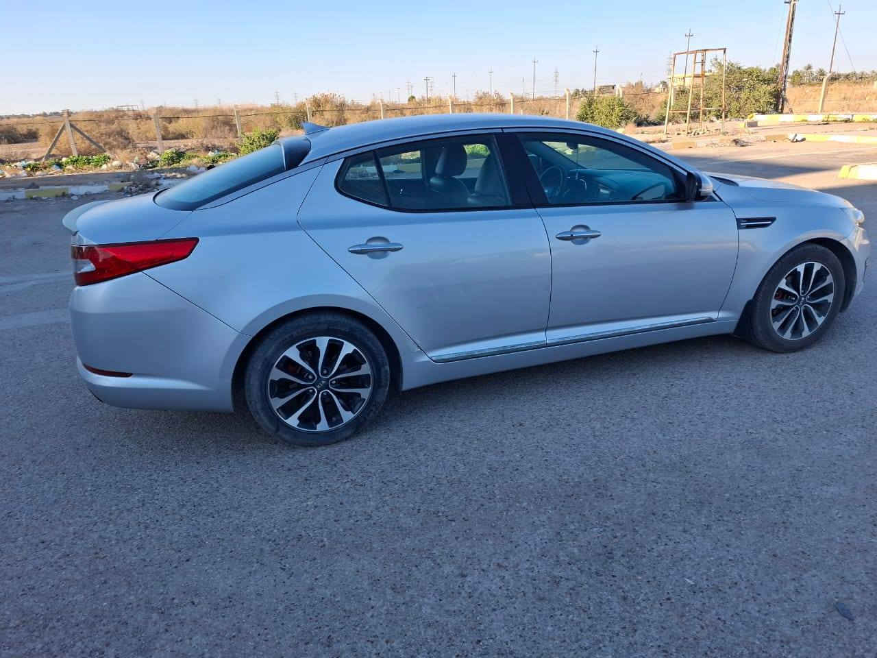 اوبتما موديل ٢٠١٣
لون سلفر
رقم بغداد انكليزي 
السنويه بأسمي لحد ٢٠٣٠
وارد امريكي حادثها باب خلفي وجاملغ خلفي جهة السائق 
الباب مبدل اصلي والجاملغ مصبوغ 
بدون دواخل 
ايرباكات سليمه 
المسافه المقطوعه ٦٣٠٠٠ ميل
محرك ٢٤٠٠ GDI
كشن السائق كهربائي
تبريد قطعتين 
شاشه 
بصمة تشغيل وبصمة ابواب 
اريل نافكيشن
تشغيل واطفاء عن بعد 
مري شفط واشاير بالمري 
شاشة اعطال 
رسالة ترحيب
حساسات اماميه وخلفيه 
كاميرا أماميه وخلفيه
مانع انزلاق 
شفتات سرعه
نظام ايكو
كشنات جلد 
ويل كب كروم ١٧
سويجات بصمه عدد ٢
سياره مال بيت ما متعوبه
الملاحظات:-
الشاشه بيها عطل اللمس ما يشتغل بس الصور تنعرض عليها وممكن خصم تبديلها من سعر البيع..
سعر البيع ١٣٥ ورقه وبيها شويه مجال.
***********
بابل الاسكندريه المحمودية, بابل
