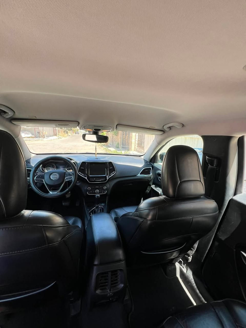 السلام عليكم jeep بزون2019 فول مواصفات بدون فتحه فقط رقم اربيل مسطره كشنات جلد تحكمات استيرن فول كامل السياره  كابون بانزين بيها الالكتروني الجديد غرامات صفر جاهزه السياره من كلشي محرك 2400الضرر فقط تبديل بوند وقليل بارد باب الوره 
السعر(135)للتواصل(***********)
