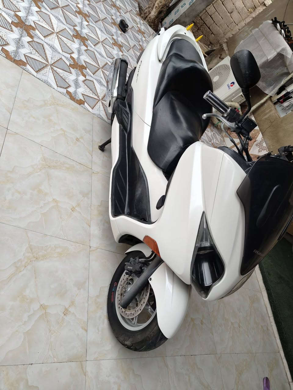 دراجة صفر عشرة  10/0 رمبة مكفولة كفالة عامة عمية ابلاد فول موصفات الون ابيض صدفي الدراجة احلة من صورة الايتات زنون مسجل اواكس بلاتوث تايرات جدد كلوب جنطة شلعة ومعدل فول وراق كاملة كمرك وسعر 13 وبية مجال مكاني العمارة ناحيت السلام الرقم ***********
