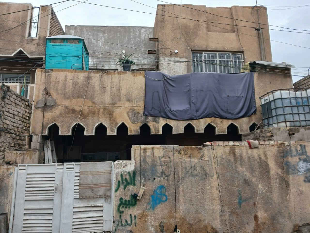 السلام عليكم عيد النشر بسبب الوعد الكاذبه بيت للبيع المساحه ١٤٤ متر طابقين يتكون من ٨  غرف ينقسم إلى نصفين  شارع الفلاح قطاع ٧ للتصال ***********
