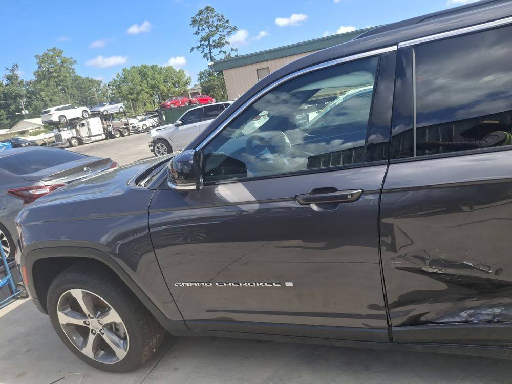 جيب جراند شيروكي لمتد 2024
2024 ( Jeep Grand Cherokee L
لون (گري)  مميز بدون  رقم 
دخول جديد  تحويل مباشر

المواصفات (لمتد): 
دفع رباعي 4x4 مع نظام أوف رود متقدم
حجم المحرك    V6   3.6L
مااشيه 9000  
مفتاح التشغيل بصمة 
تشغيل عن بعد 
أوضاع قيادة متعددة 
(رمال / ثلج  / اقتصادي / رياضي)
تعليق هوائي (رفع وخفض السيارة حسب الطريق)
بانوراما + فتحة سقف ثنائية 
شاشة وسطية كبيرة تعمل باللمس
نظام ملاحة + خرائط
عدادات ديجيتال بالكامل
تشغيل بصمة + دخول وتشغيل ذكي
كشنات جلد فاخر
اريل نفكيتر  -رادار  -مانع تصادم-تحديد المسار
حساسات أمامية - حساسات خلفية 
لايت زينون + LED  كشافات - بك لايت LED 
ويل كب 20
كشنات كهرباء متعددة الوضعيات
كشنات تدفئة وتبريد أمامية وخلفية
ذاكرة مقاعد (Memory)
تبريد وتدفئة مقود (ستيرن)
صندوق خلفي كهرباء فتح وغلق
حساسات أمامي وخلفي
كاميرا خلفية + كاميرات محيطية 360
مثبت سرعة متكيف.

حساسات ضغط الاطارات 
اشارة في المرايا الجانبية 
المرايا قابلة للطي كهرباء 
النقطة العمياء
شاشة Apple Car play -كاميرا دوارة 
شفتات مقود -مثبت السرعة Cruise 
المودات والاوامر الصوتية -فحص نظام السيارة 
تتسع المقصورة ل 7 راكب
نظام تحذير الاصطدام الأمامي
مساعد البقاء على المسار
مراقبة النقطة العمياء
فرامل طوارئ تلقائية
مكيف أوتوماتيك ثنائي 
أو ثلاثي المناطق
نظام صوت فاخر
إضاءة داخلية محيطية LED
جنوط اللمتد الأصلية
عزل قوي وراحة عالية على الطريق
الحالة: باب خلف السائق، تبديل بنفس اللون


**إذا كنت صاحب هذا الإعلان وتريد حذفه لأي سبب، رجاءا أرسل رسالة إلى الدعم الفني**