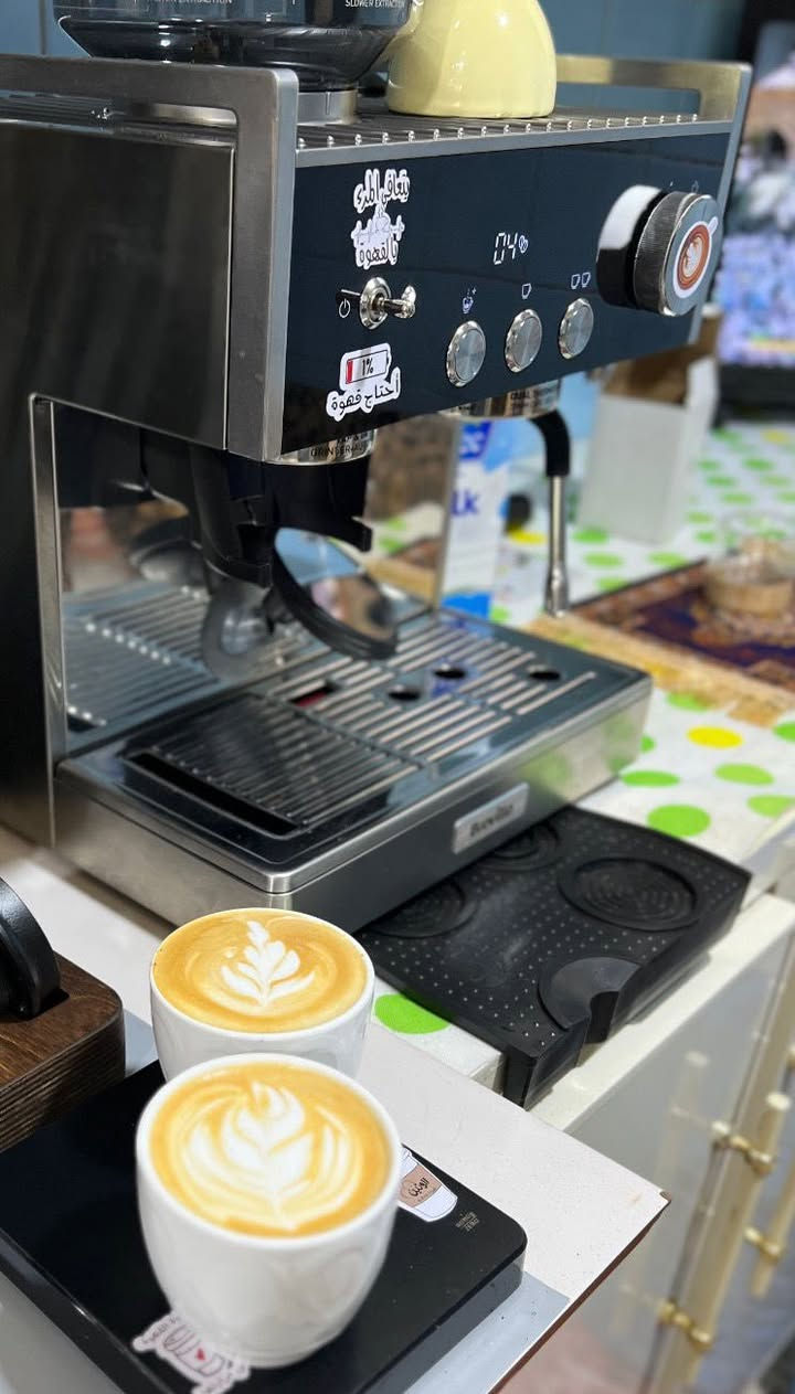 جهاز **Breville Barista Signature (الموديل: VCF160)** يأتي بمواصفات تقنية متقدمة تمنحك تحكماً كاملاً وعالياً في تفاصيل الاستخلاص. إليك جدول المواصفات الدقيقة والشاملة لهذا الجهاز:
### المواصفات التقنية الأساسية
| الميزة | المواصفات الدقيقة |
|---|---|
| **نظام التسخين** | **Dual Thermoblock (كتلة حرارية مزدوجة):** يتيح لك استخلاص الإسبريسو وتبخير الحليب في نفس الوقت دون انتظار. |
| **مجموعة الاستخلاص (Group Head)** | **بحجم 58 ملم:** تصميم مستوحى من الماكينات التجارية لضمان توزيع حراري متساوٍ واستخلاص كامل ومثالي. |
| **المضخة (Pump)** | مضخة إيطالية بقوة **15 بار** لإنتاج كريمة غنية وقوام متناسق. |
| **التحكم الحراري** | نظام قابل للبرمجة لتعديل درجة حرارة ماء الاستخلاص بما يناسب نوع وحمصية البن. |
| **التحكم بالترطيب (Pre-infusion)** | إمكانية تعديل بروفايل الترطيب المسبق (Pre-infusion profile) للتحكم في رطوبة كعكة البن قبل الضغط الكامل. |
| **القدرة الكهربائية (Power)** | **2350 واط** (تسخين سريع جداً وكفاءة استقرار حراري عالية). |
| **سعة خزان الماء** | سعة ضخمة تصل إلى **2.8 لتر**، قابلة للإزالة أو التعبئة من الأعلى. |
### المطحنة المدمجة ونظام الجرعات
 * **التحكم بالجرعة (Intelligent Grind & Dosage):** نظام ذكي يعطي قراءة وملاحظات لضبط كمية القهوة المطحونة بدقة للسينجل والدبل شوت.
 * **درجات الطحن:** تحتوي على **30 درجة طحن** مختلفة لتعديل النعومة والخشونة بدقة.
 * **تقنية مضادة للكهرباء الساكنة (Anti-Static):** تمنع تطاير وتناثر رذاذ البن المطحون، مما يحافظ على نظافة مساحة العمل.
 * **سعة هوبر البن:** يتسع لـ **250 غرام** من حبوب البن كاملة.
### الواجهة والتحكم والميزات الإضافية
 * **شاشة LED مدمجة:** تعرض **مؤقت الاستخلاص (Extraction Timer)** بالوقت الحقيقي، وهو أمر أساسي لمراقبة وقت نزول الشوت وضبط الوصفة بدقة.
 * **عصا التبخير (Steam Wand):** تقنية *Cool Touch* (باردة عند اللمس لحمايتك من الحروق)، تنتج بخاراً جافاً ومثالياً لتحضير الفوم الناعم (Microfoam) المناسب جداً للرسم (Latte Art).
 * **موزع ماء حار مدمج:** مخصص لتطويل الشوت (تحضير الأمريكانو) أو لتسخين الأكواب.
 * **البرامج الذكية:**
   * شوت مفرد (Single Shot).
   * شوت مزدوج (Double Shot).
   * تحكم يدوي بالكامل (Manual Shot).
   * برنامج تنظيف تلقائي (Auto Clean Program) مع مؤشر للتنبيه عند الحاجة لإزالة الترسبات (Descaling).
### الأبعاد والوزن والهيكل
 * **مادة الصنع الخارجية:** ستانلس ستيل بالكامل (Stainless Steel) مع لمسات باللون الأسود.
 * **الأبعاد:** الارتفاع 41.5 سم × العرض 31 سم × العمق 33 سم.
 * **الوزن:** حوالي **11.2 كغم** (وزن ممتاز يمنح الماكينة ثباتاً كبيراً أثناء كبس القهوة وقفل البورتfilter).
### الملحقات القادمة في العلبة:
 1. بورتfilter مقاس 58 ملم.

ملاحضه النضافه 99 بلا كارتون السعر 300 دولار 

***********
