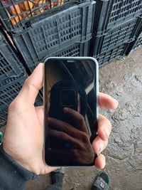 ايفون 11 عادي نضافه 90/100 مبدل بطاريه فقط السعر 250  رقم 07756453028