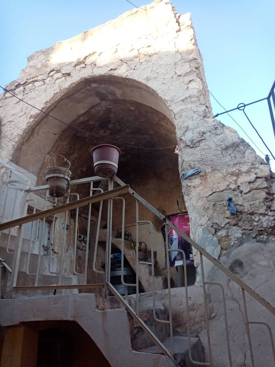 السلام عليكم
بيت للبيع العنوان حي السلام قرب اسواق الربيع مقابل الكشك
مساحه 175 غرفتين وسرداب ومخزن ومطبخ ومشتملات 
الاستفسار الاتصال على الرقم التالي ***********
السعر 60 وبي مجال
