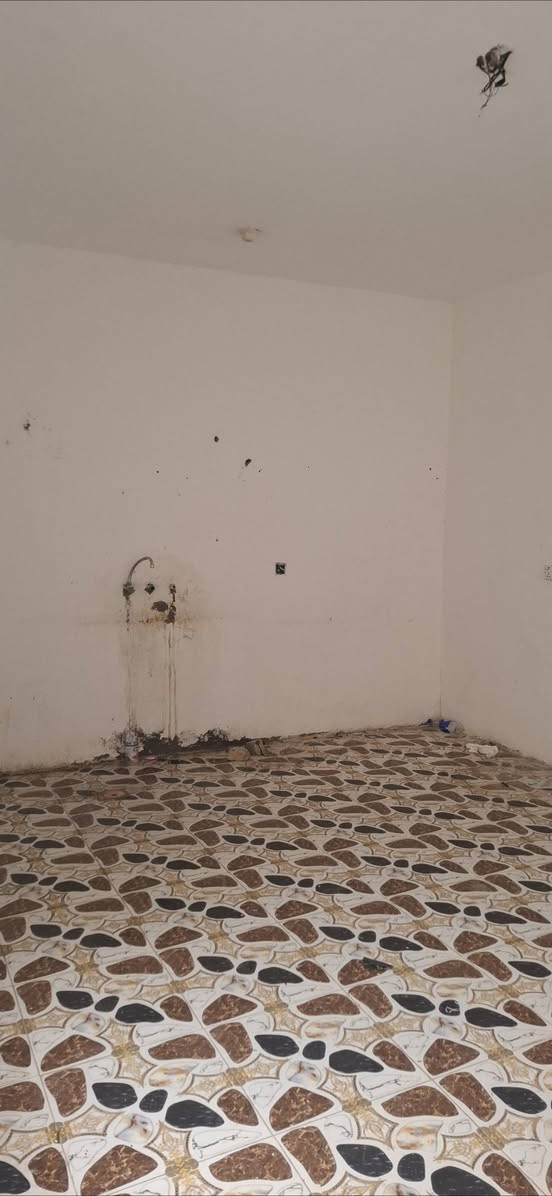 دار للإيجار مساحة ١٠٠ متر في منطقة الكوت الجديدة نزلت البترومين قرب اسواق حمادة يحتوي على غرفتين وصاله ومطبخ و صحيات خارجية للاستفسار اكثر الاتصال بالرقم ***********
