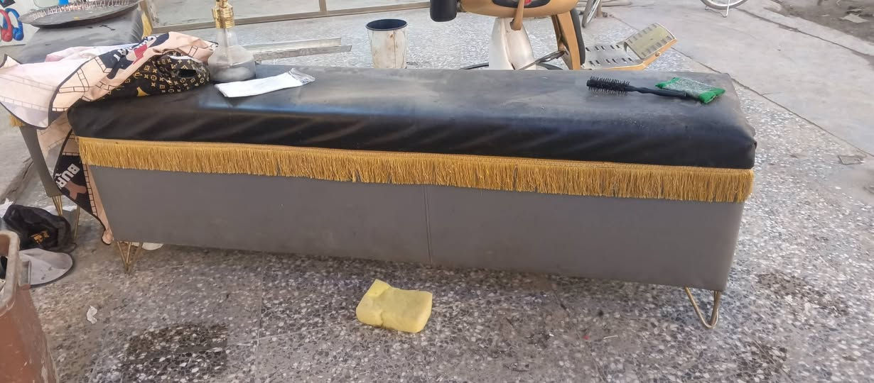 سلام عليكم كراسي عدد 2 ملكي ومسطبات لبيع سعر الكراسي 800 ولمسطبات 100 ***********
