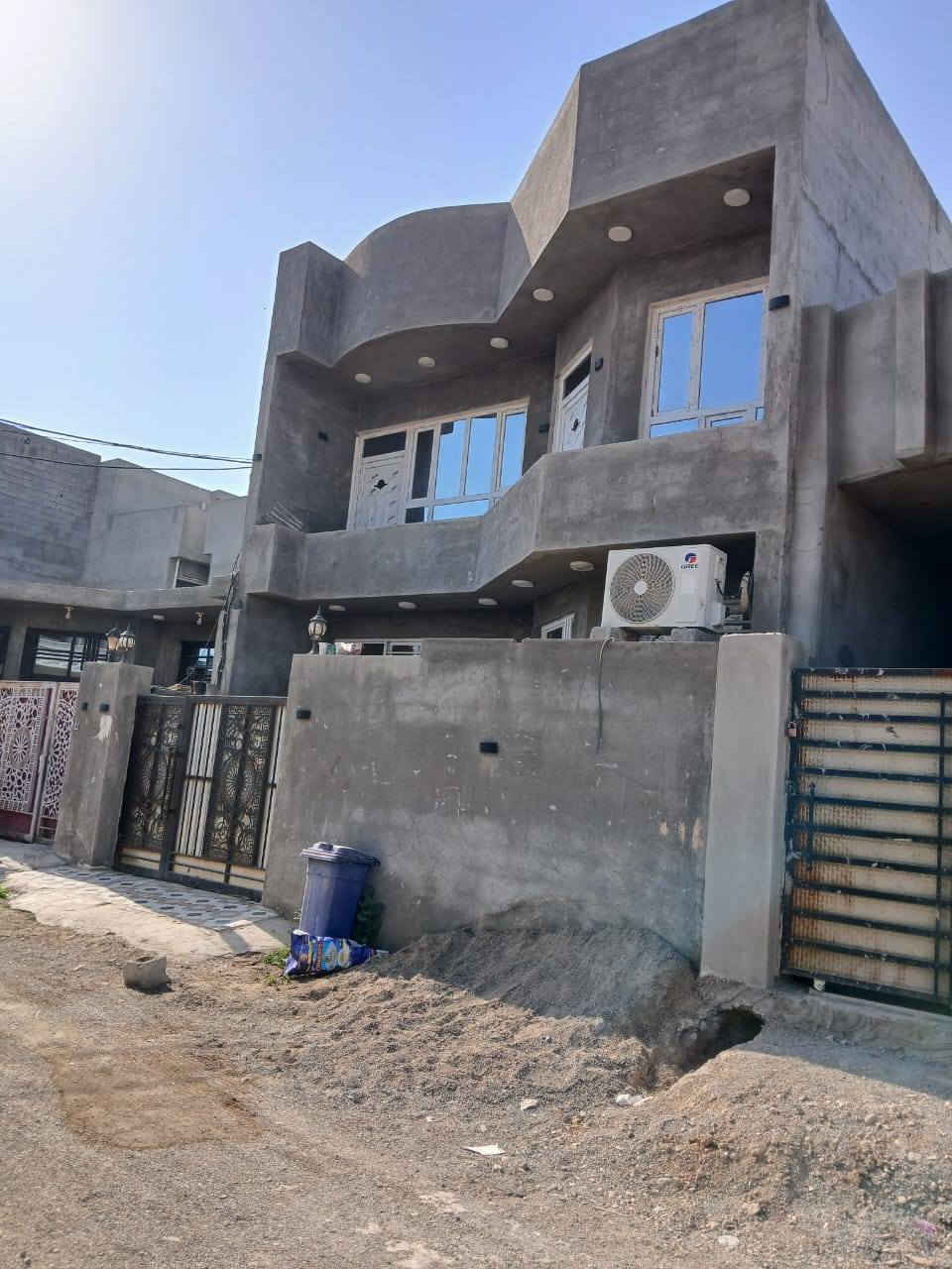 للبيع دارين مساحة كل دار 150م   7.5×20  الاول طابقين
يتكون الطابق الاول من غرفتين نوم وصالة واستقبال ومطبخ وصحيات داخلية وخارجية و الطابق الثاني اربع غرف نوم مع صحيات بناء درجة اولى فول 
 والدار الثانية طابق واحد غرفتين نوم وصالة ومطبخ واستقبال وصحيات داخلية وخارجية.    اضافتآ قطعة  100م 10×10 مربعه  مجاورة للبيت وكلا حسب سعره   العنوان بعقوبة تقاطع القدس مجاور جامعة بلاد الرافدين القديمة ونفس الجهة  يبعد عن الشارع العام 150متر    للأستفسار الاتصال ~***********
